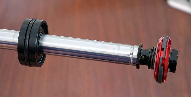 Rebound rod and seal head close-up