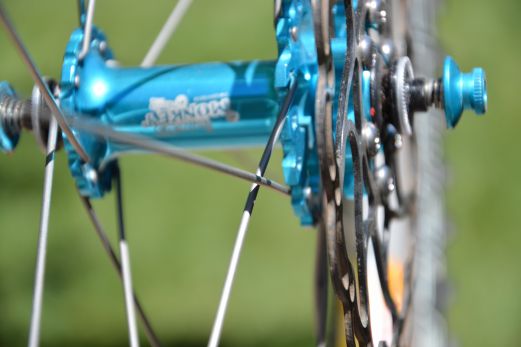 Interlacing spokes on disc side with larger flange